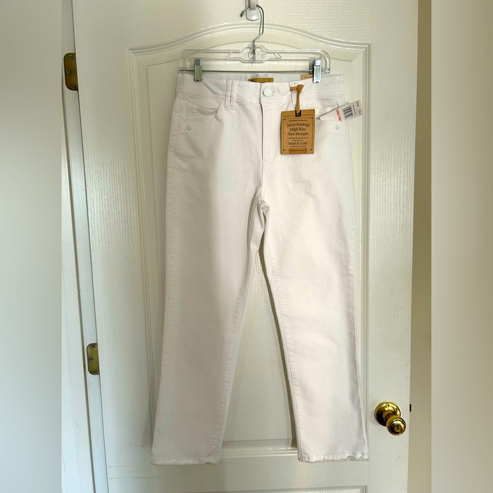 Democracy White Jeans..Size 10; NWT